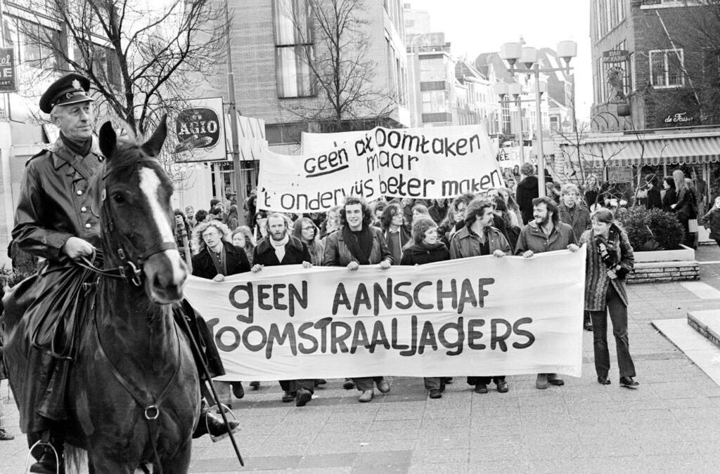 Demonstratie van jongeren in Groningen tegen aankoop Amerikaanse F-16 straaljagers. Voorpagina van Nieuwsblad van het Noorden, 3 februari 1975. Foto: Collectie Van der Veen/Groninger Archieven