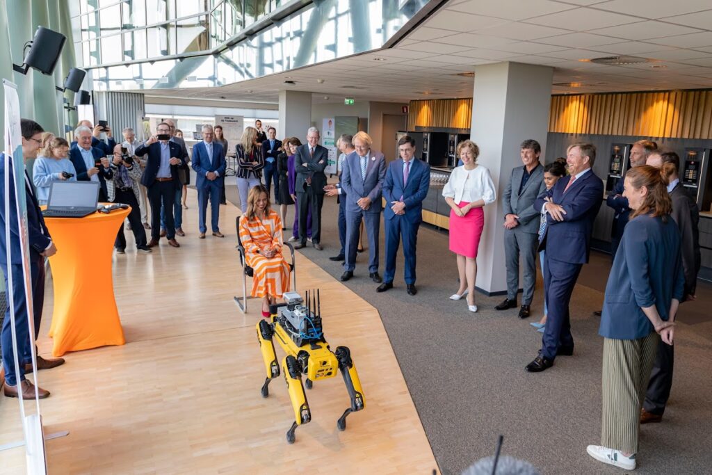 Z.M. koning Willem-Alexander bezoekt stand NL AIC